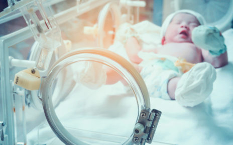 Eksperci: nie należy ograniczać dostępu rodziców do noworodków, nawet podczas pandemii