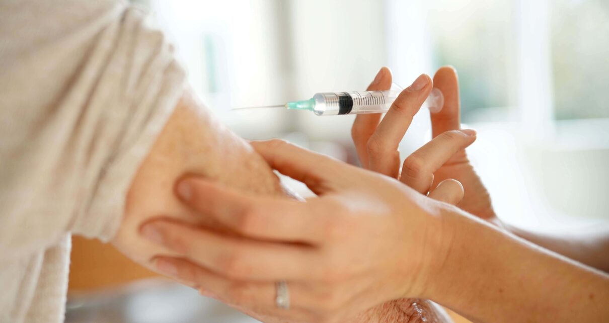 Czy szczepienie przeciw COVID-19 u seniorów w ciężkim stanie zdrowia jest bezpieczne?